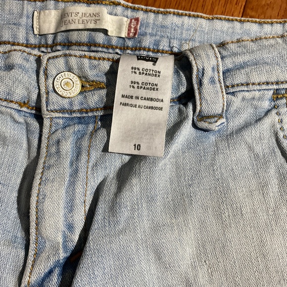 Levi’s light wash shorts - Picture 10 of 10